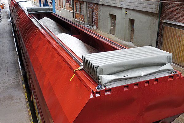 It doesn't work without: tarpaulin covers on the railroads It doesn't work without: tarpaulin covers on the railroads