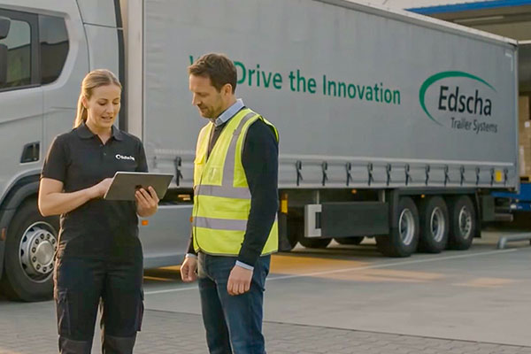 Der Mensch bleibt entscheidend Logistik-Zentrum, zwei Persnen vor einem LKW